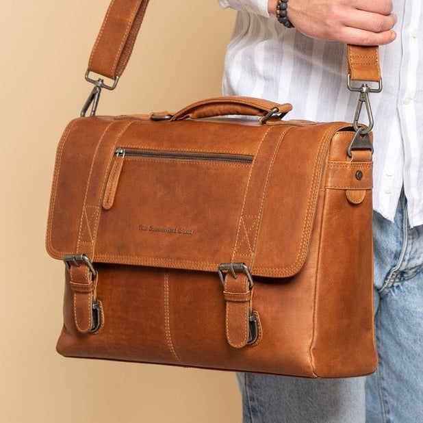 Classic 100% Full-Grain leather Briefcase - 展现加固真皮背带与承重走线的背部视角