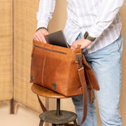 Imperia Full-Grain Leather Laptop Bag 男士 - Structured Side Profile Showing Gusset Depth &amp; Expansion Capacity