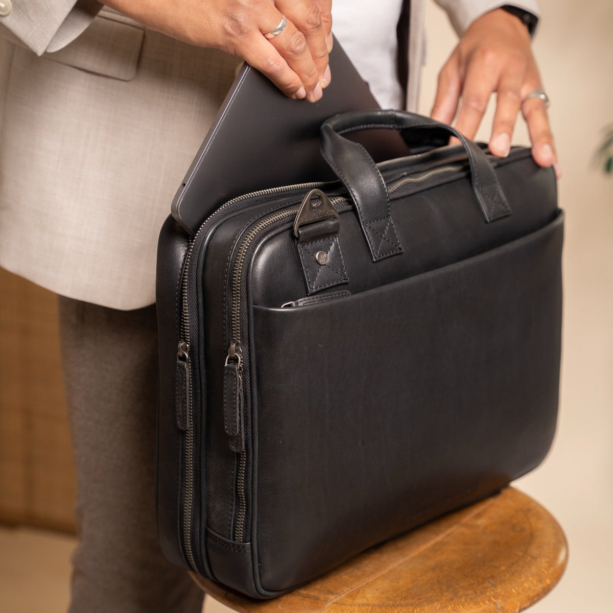 Iseo Full-Grain Leather Laptop Bag 男士 - Structured Side Profile Showing Gusset Depth &amp; Expansion Capacity