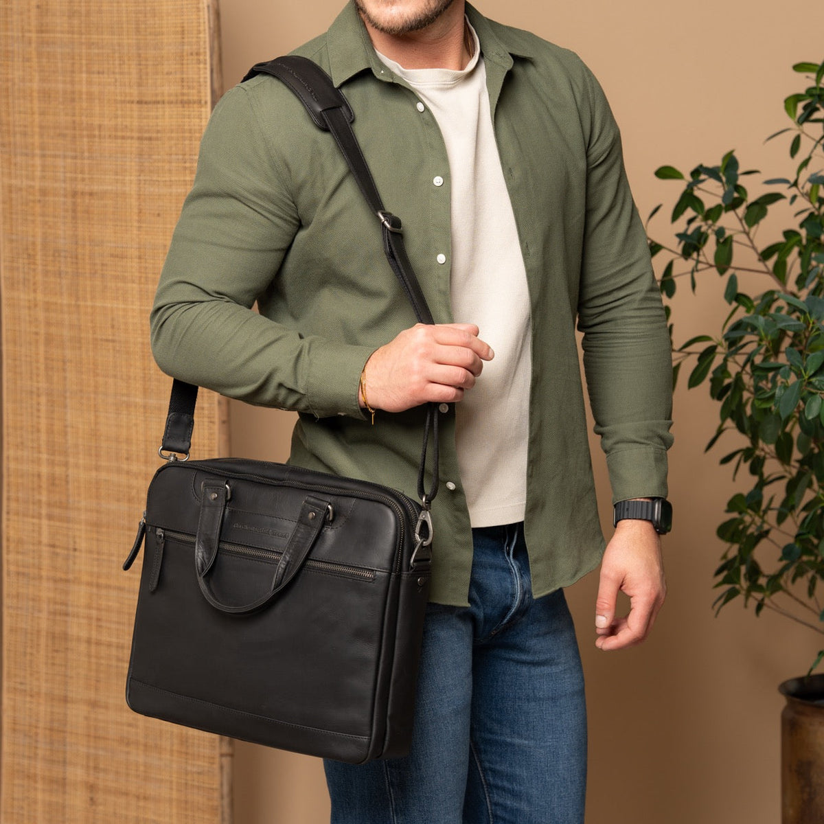 Montara Full-Grain Leather Laptop Bag 女士 - Structured Side Profile Showing Gusset Depth &amp; Expansion Capacity