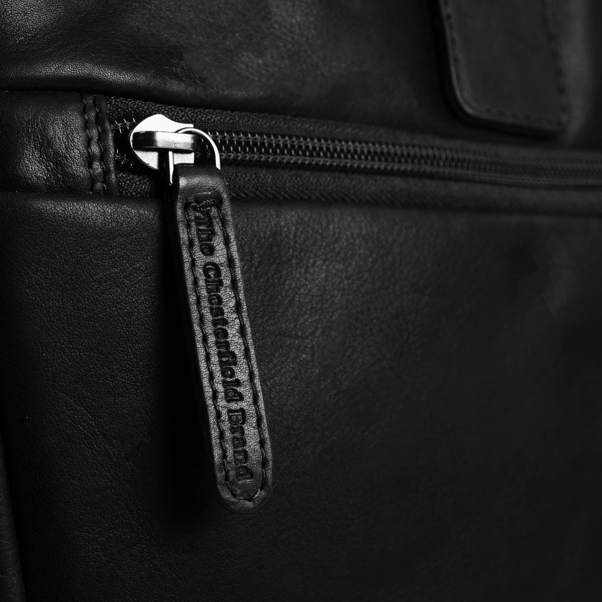 内衬展示 Showing Dedicated Padded Laptop Sleeve & Multi-Compartment Organization