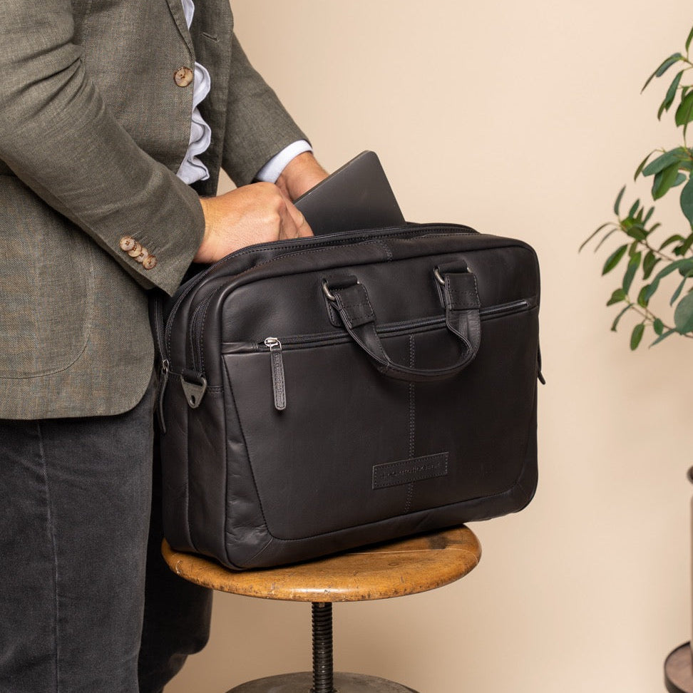 Seth Full-Grain Leather Laptop Bag - 立体侧面展现包身风琴褶与扩容深度