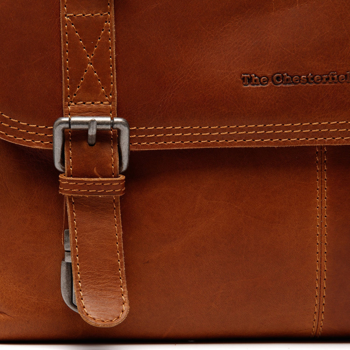 Solid Antique Brass Hardware &amp; Heavy-Duty Dual Zipper Detail on Veneto Full-Grain Leather Laptop Bag 女士
