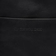 Close-Up Detail of Classic Collar &amp; Heavy-Duty Zipper Hardware on Alesund Full-Grain Leather Phone Bag 女士