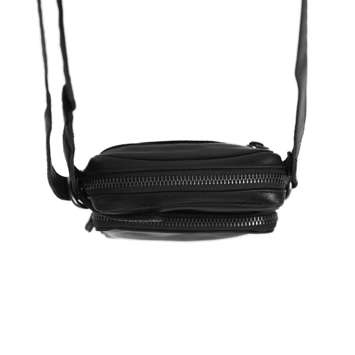 Styled Fit Perspective of Hamilton Full-Grain Leather Phone Bag 女士 on Model - Natural Daylight Drape