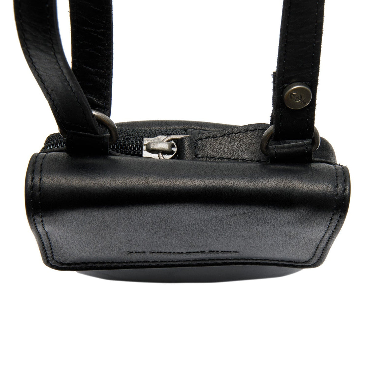 Close-Up Detail of Classic Collar &amp; Heavy-Duty Zipper Hardware on Langley Full-Grain Leather Phone Bag 女士