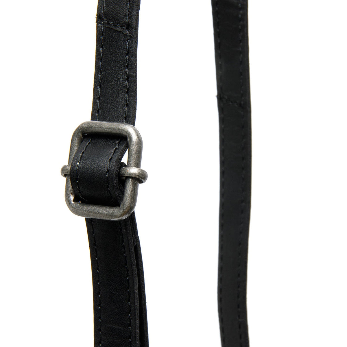 Tailored Rib Cuffs &amp; Hem Craftsmanship Construction Detail on Langley Full-Grain Leather Phone Bag 女士