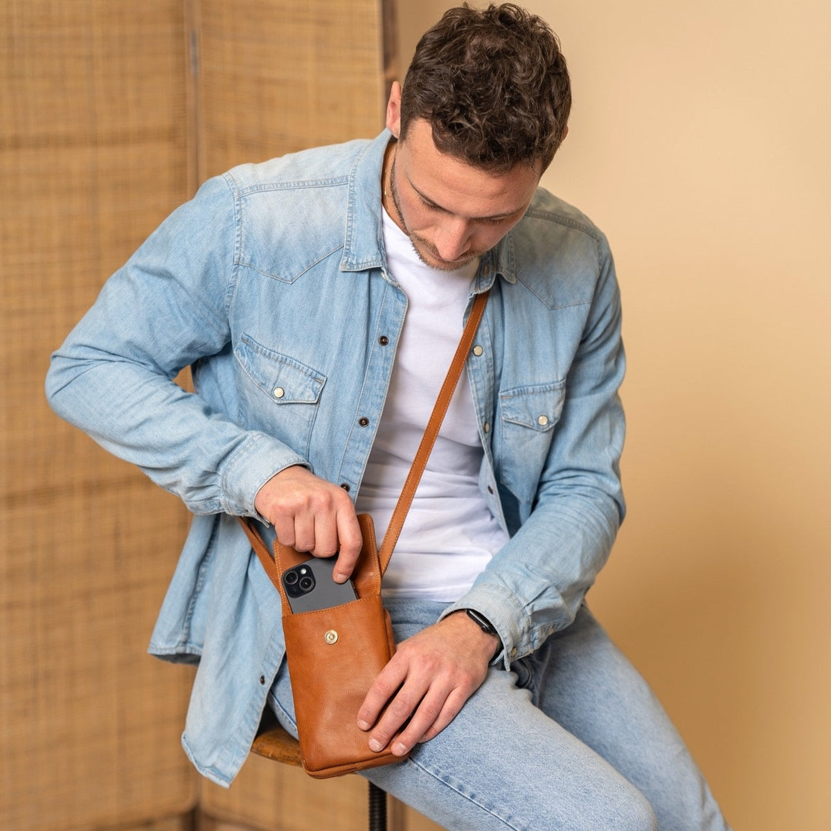 Langley Full-Grain Leather Phone Bag 女士 – alternate product view 3