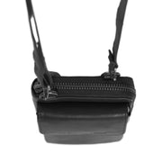 
模特上身效果： Malaga 头层牛皮 Phone Bag 模特试穿展示（自然光垂坠质感）