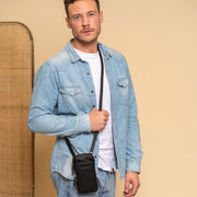 
Valdes 头层牛皮 Phone Bag - 展现立体袖型与合身版型的侧身视角
