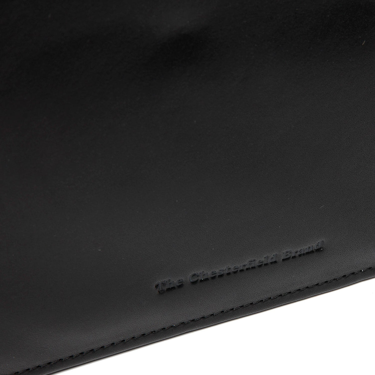 
细节特写 of Classic Collar & Heavy-Duty Zipper Hardware on Leather Portfolio Moreton 女士