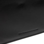 
细节特写 of Classic Collar & Heavy-Duty Zipper Hardware on Leather Portfolio Moreton 女士