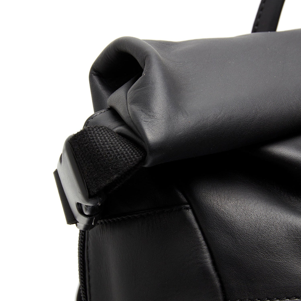 Mazara Full-Grain Leather Roll-top Backpack 女士 - Structured Side Profile Showing Gusset Depth &amp; Expansion Capacity