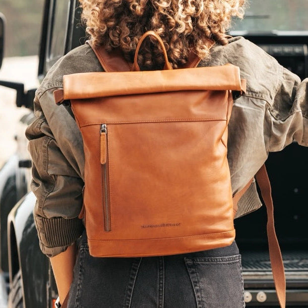 Mazara Full-Grain Leather Roll-top Backpack 女士 – alternate product view 2