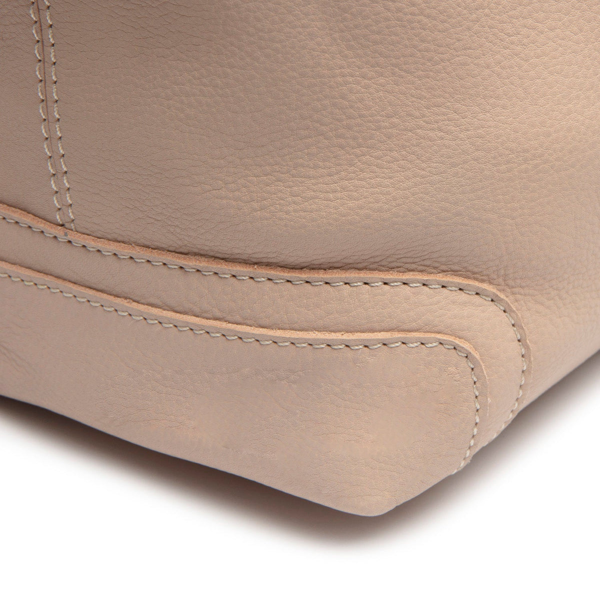 Solid Antique Brass Hardware &amp; Heavy-Duty Dual Zipper Detail on Astero Full-Grain Leather Shoulder Bag 女士