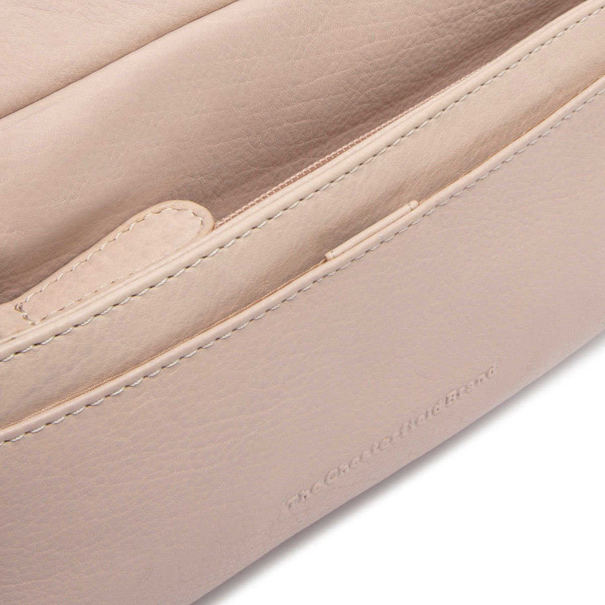 
Solid Antique Brass Hardware & Heavy-Duty Dual Zipper Detail on Liora 真皮单肩包