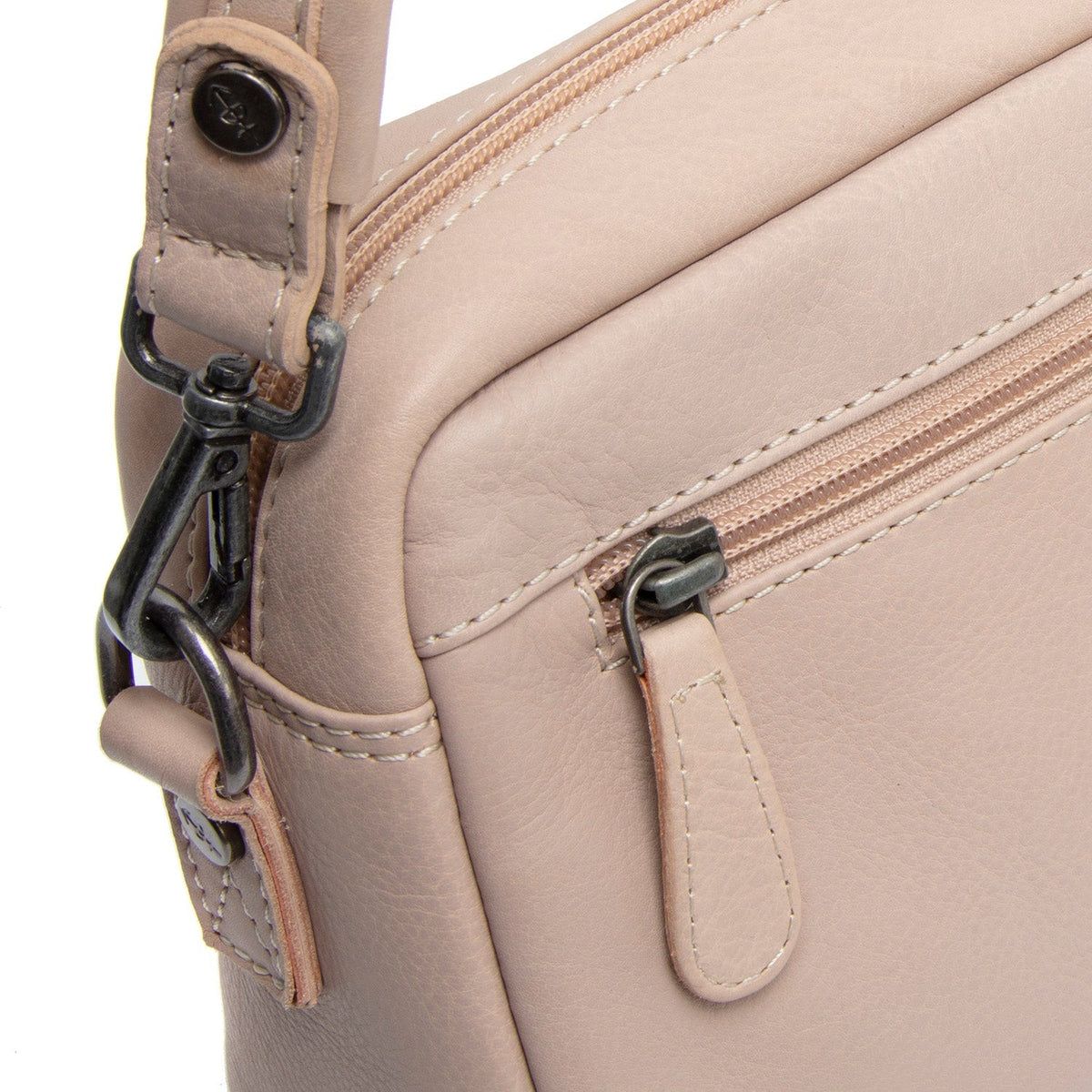
内衬展示 Showing Dedicated Padded Laptop Sleeve & Multi-Compartment Organization