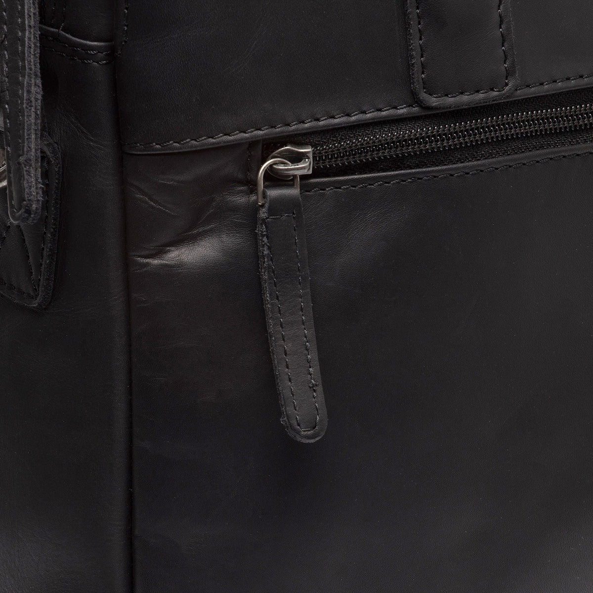 
内衬展示 Showing Dedicated Padded Laptop Sleeve & Multi-Compartment Organization