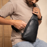 Leather Sling Bag Bowey 女士 - Structured Side Profile Showing Gusset Depth &amp; Expansion Capacity