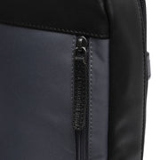 
Classic 100% Full-Grain leather Bag - 展现加固真皮背带与承重走线的背部视角