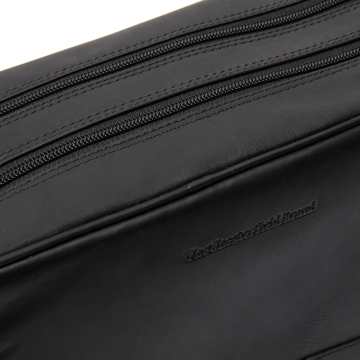 Close-Up Detail of Classic Collar &amp; Heavy-Duty Zipper Hardware on Stefan Full-Grain Leather Toiletry Bag 女士