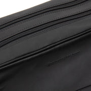 Close-Up Detail of Classic Collar &amp; Heavy-Duty Zipper Hardware on Stefan Full-Grain Leather Toiletry Bag 女士