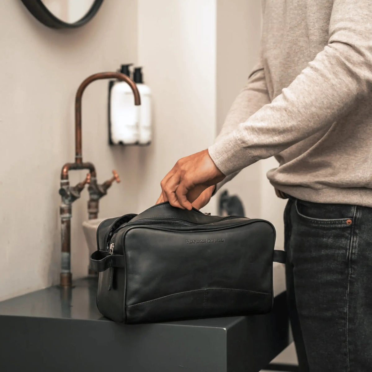 Stefan Full-Grain Leather Toiletry Bag 女士 - Lateral Side Profile View Showing Sleeve Cut &amp; Athletic Taper Fit