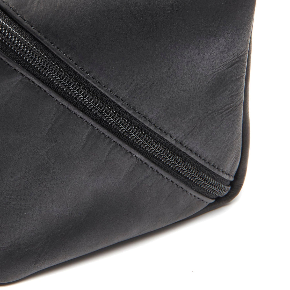 Close-Up Detail of Classic Collar &amp; Heavy-Duty Zipper Hardware on Trevia Full-Grain Leather Toiletry Bag 女士