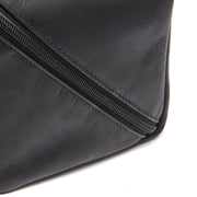 Close-Up Detail of Classic Collar &amp; Heavy-Duty Zipper Hardware on Trevia Full-Grain Leather Toiletry Bag 女士