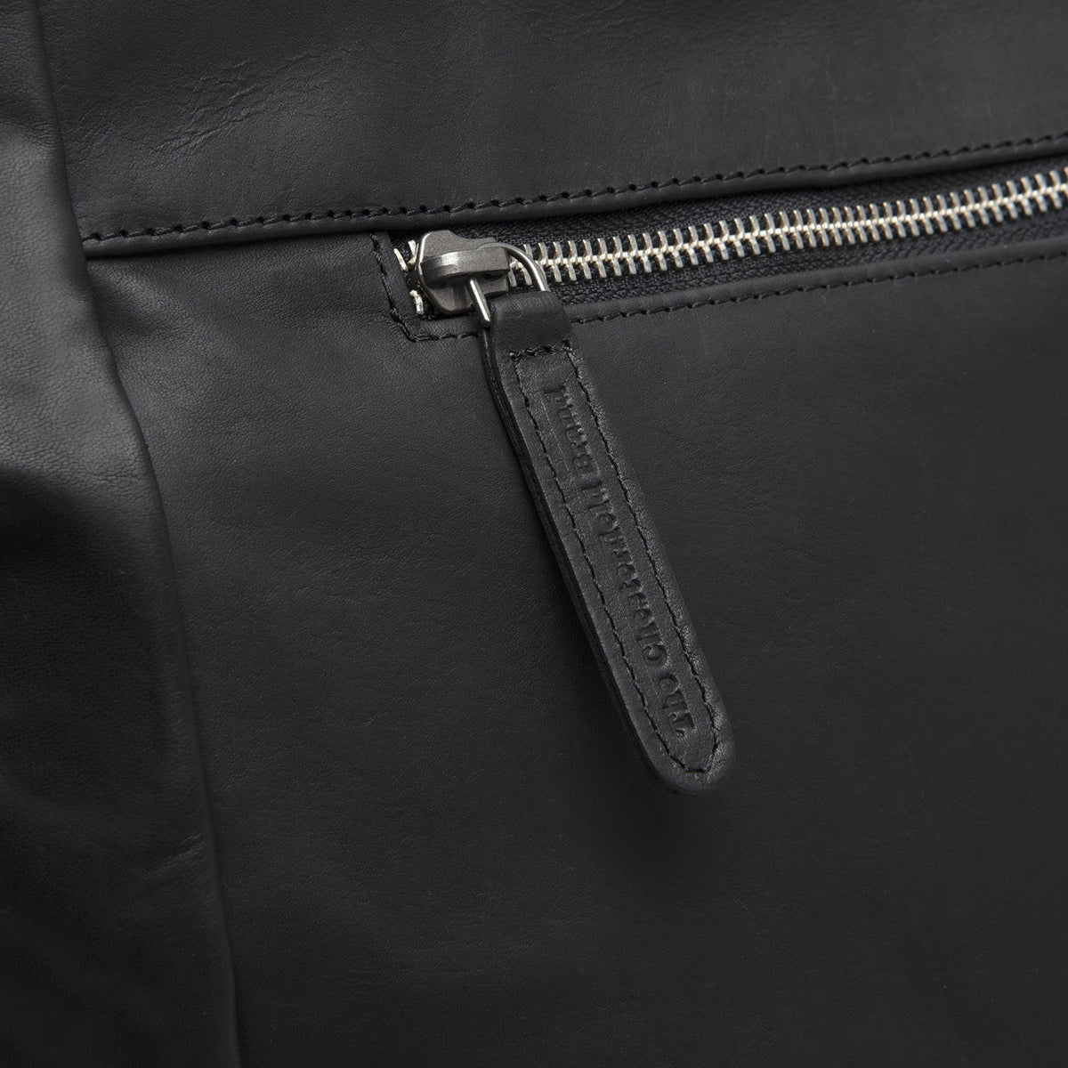 Solid Antique Brass Hardware &amp; Heavy-Duty Dual Zipper Detail on Berlin Full-Grain Leather Tote Bag 女士