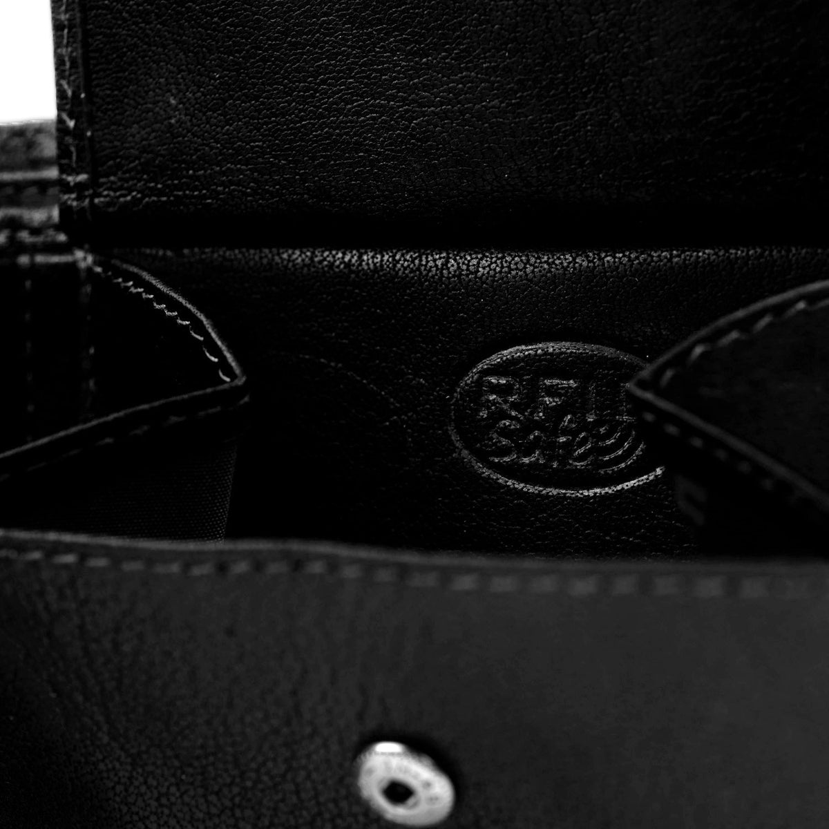 Solid Antique Brass Hardware &amp; Heavy-Duty Dual Zipper Detail on Harlem Full-Grain Leather Wallet 男士