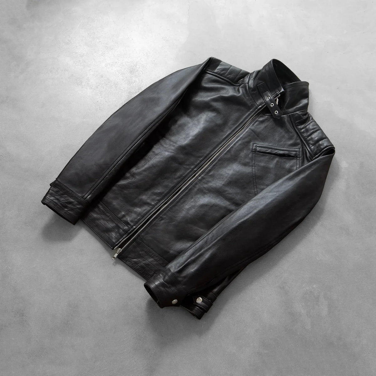 Button &amp; Hem Craftsmanship Construction Detail on Men's Legacy 黑色 真皮机车夹克 男士