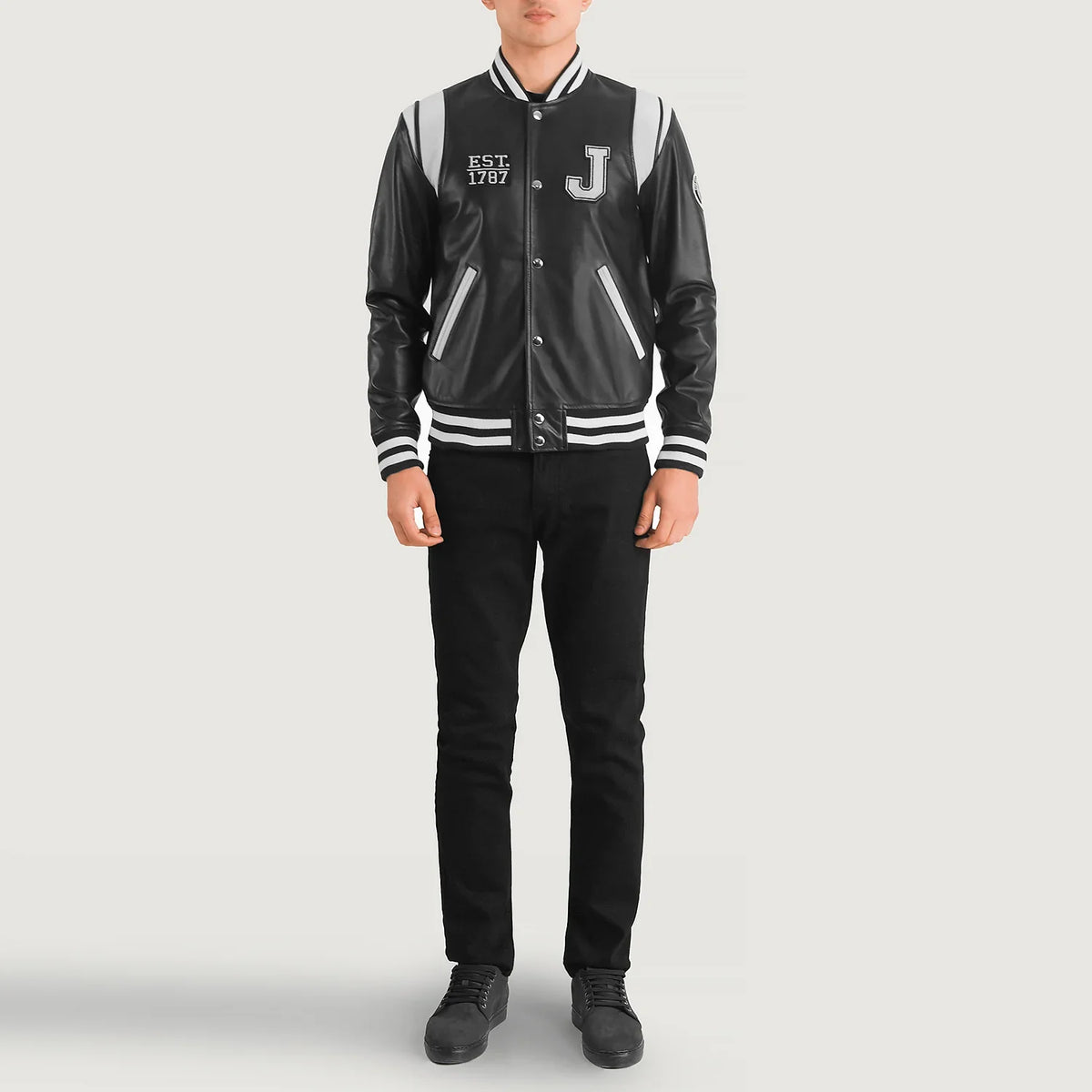 
Liberte New Jersey 经典黑 Leather Varsity 真皮夹克 男士 - 展现立体袖型与合身版型的侧身视角