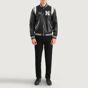 
Liberte New York 经典黑 Leather Varsity 真皮夹克 男士 - 展现立体袖型与合身版型的侧身视角