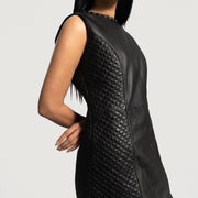 Close-Up Detail of Classic Collar &amp; Zipper on back Hardware on Women's Luxe 黑色 Leather Dress 女士