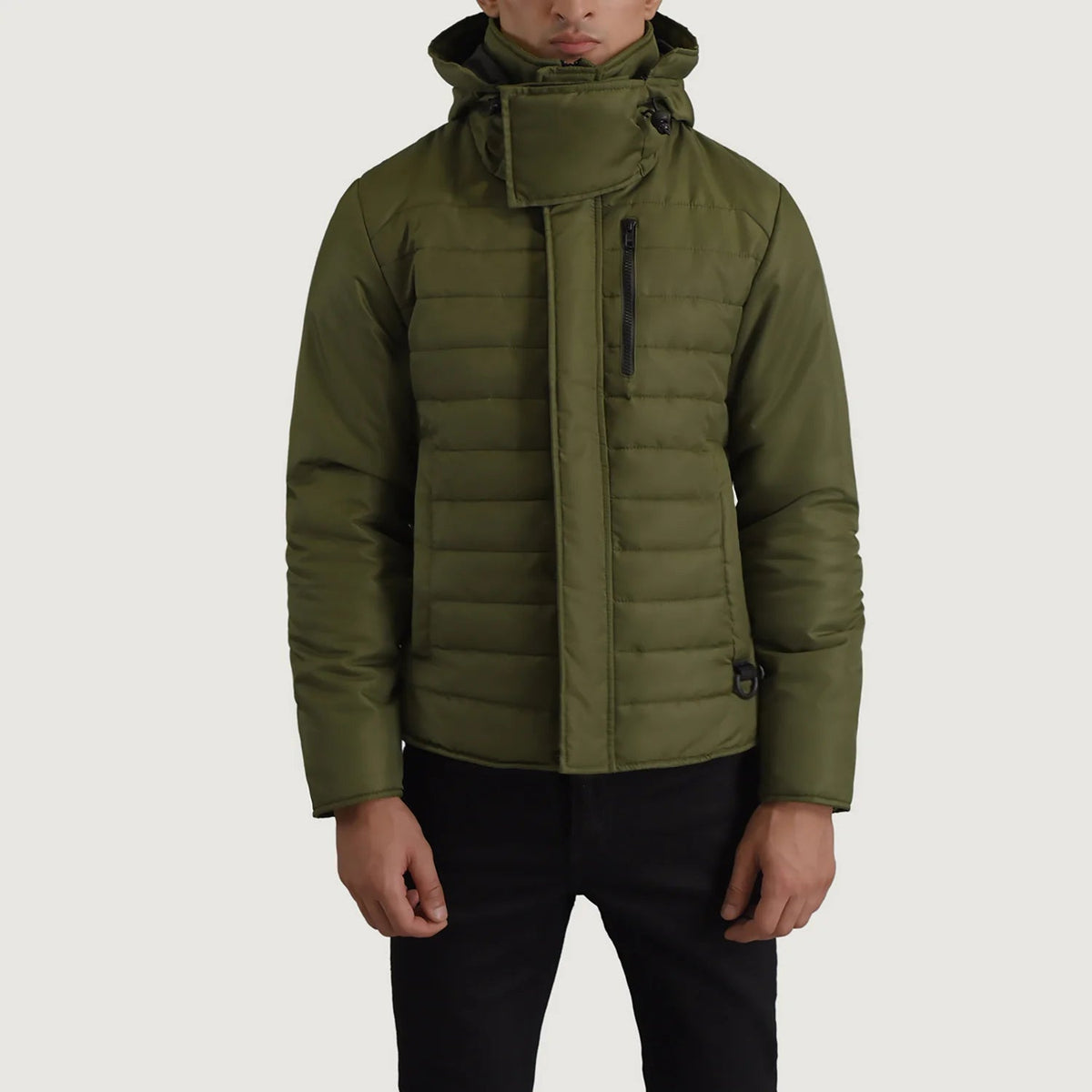 
Malcolm 墨绿色 Hooded Puffer 真皮夹克 男士 - 展现立体袖型与合身版型的侧身视角