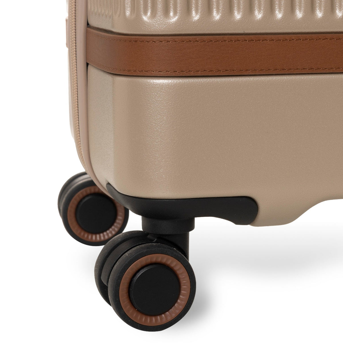 
细节特写 of Classic Collar & Heavy-Duty Zipper Hardware on Medium Suitcase Zuna 女士 女士