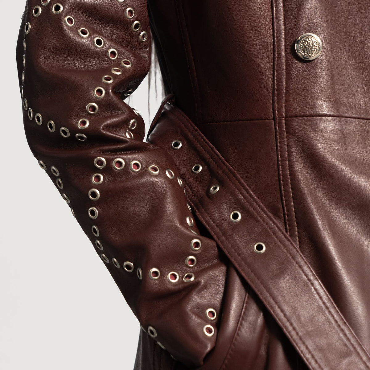 Close-Up Detail of Notch &amp; Button &amp; Waist belt Hardware on Women's Missoni Maroon 真皮长款风衣 女士