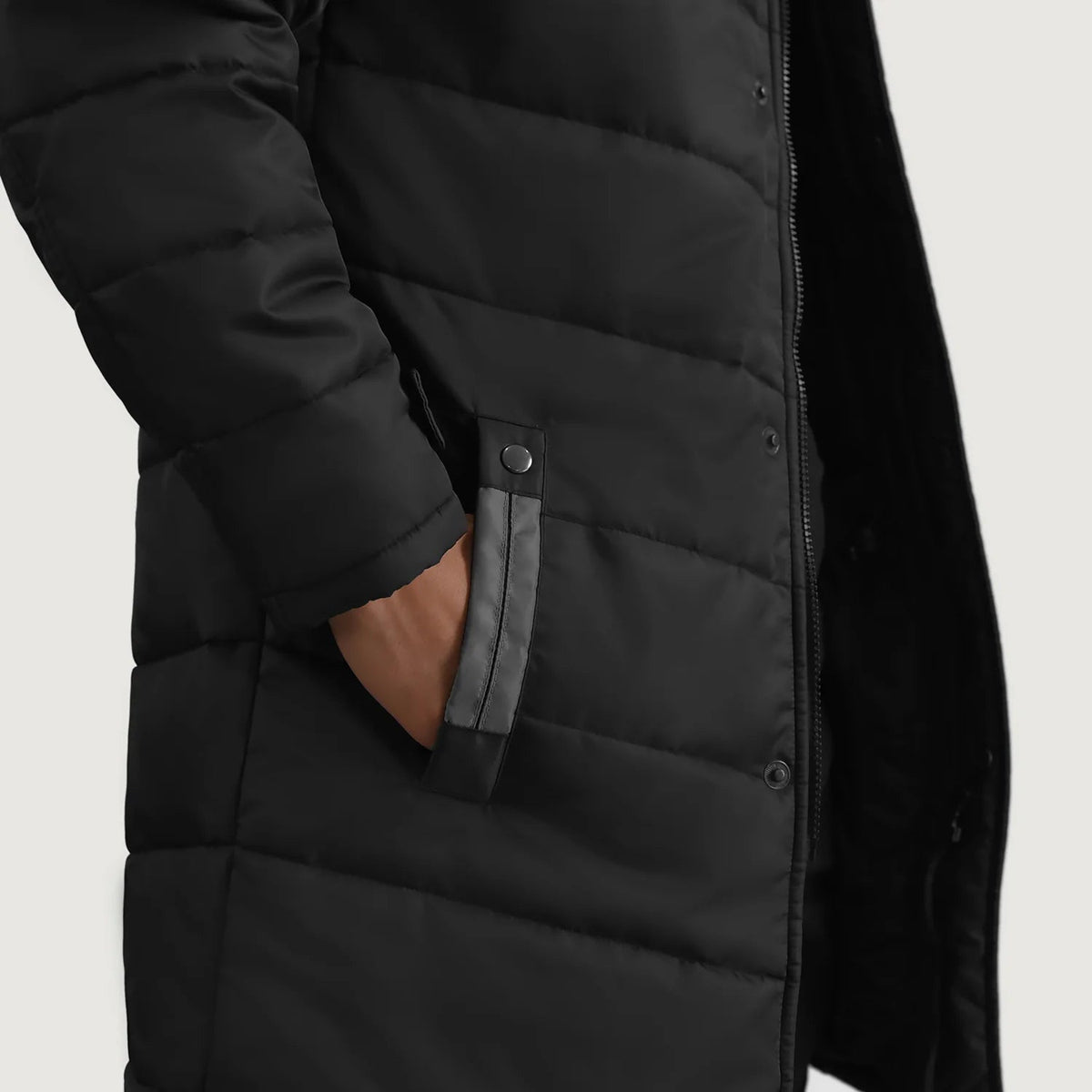 
细节特写 of Classic Collar & Zipper With Snap Button Placket Hardware on Moore 经典黑 Hooded Parka 男士