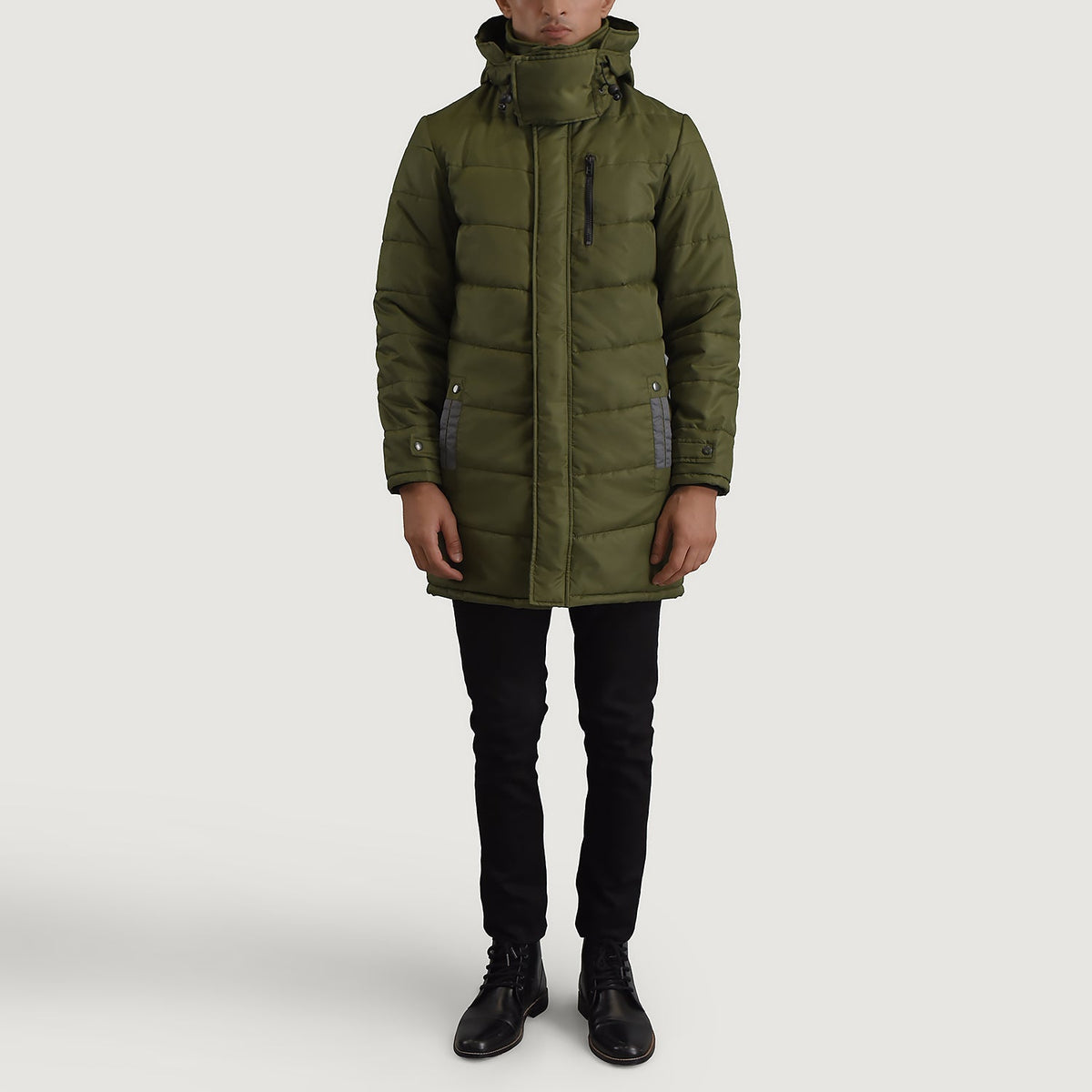 
Moore 墨绿色 Hooded Parka 男士 - 展现立体袖型与合身版型的侧身视角