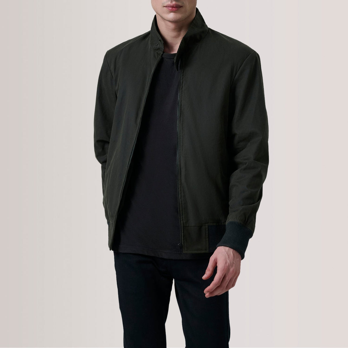 Morrison Olive Canvas 真皮飞行员夹克 男士 For Men in Olive Waxed Cotton Canvas - Front Profile View &amp; Tailored Silhouette | Buy Online