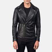 
Noah Black Leather Biker Jacket - 展现立体袖型与合身版型的侧身视角