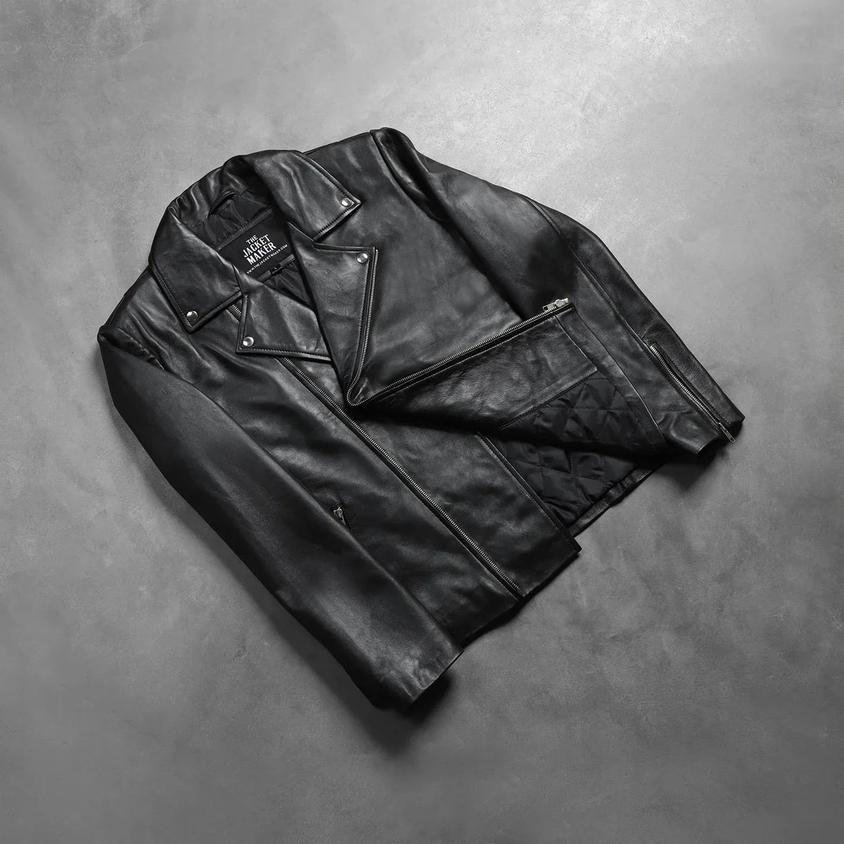 
模特上身效果： Noah Black Leather Biker Jacket 模特试穿展示（自然光垂坠质感）