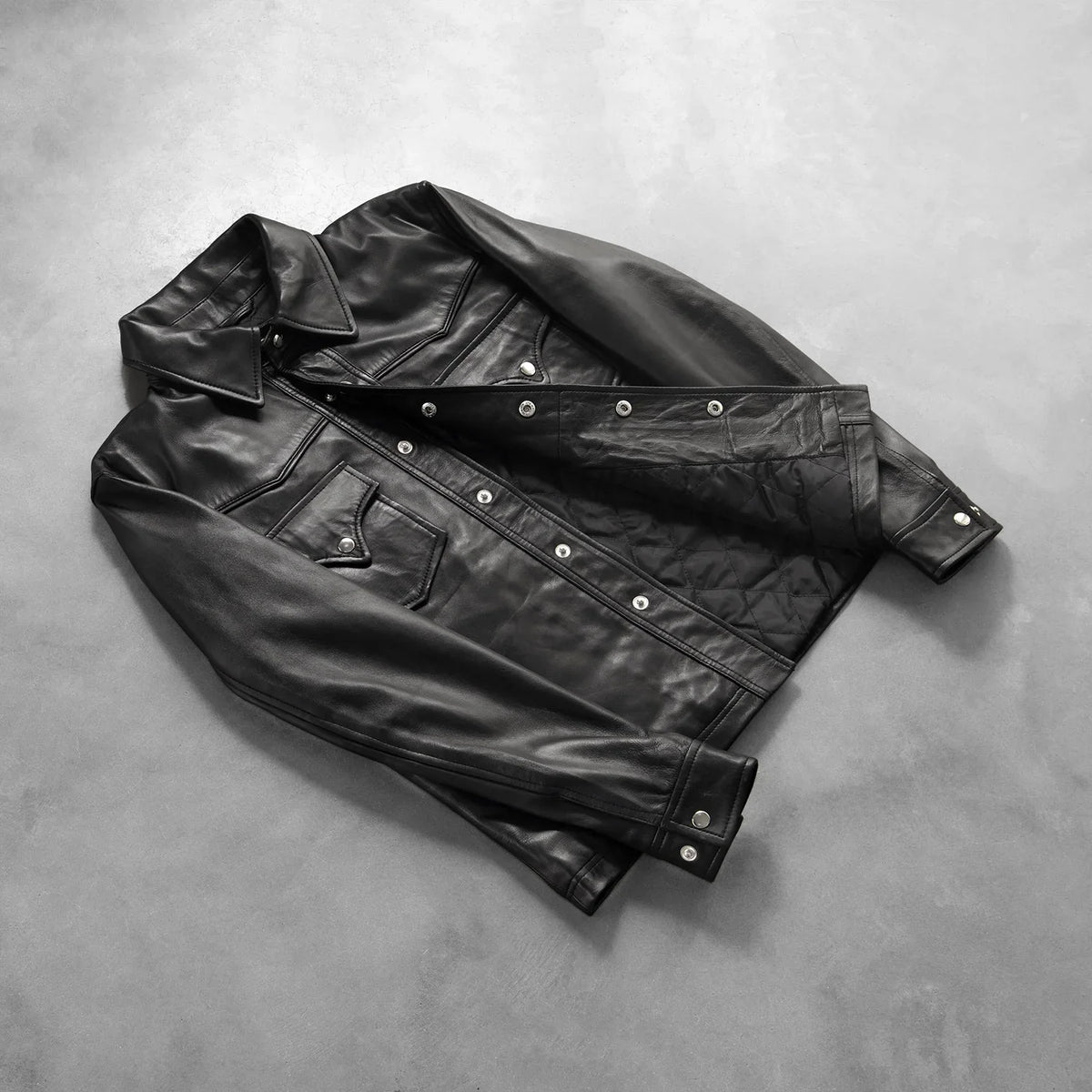 Button &amp; Hem Craftsmanship Construction Detail on Men's Ranchson 黑色 Leather Shirt 男士