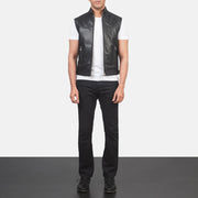 
Roland 经典黑 Leather Biker Vest 男士 - 展现立体袖型与合身版型的侧身视角