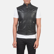 
细节特写 of Band & Zipper Hardware on Roland 经典黑 Leather Biker Vest 男士