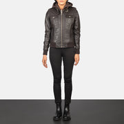 
Roslyn Brown Hooded Leather Bomber Jacket - 展现立体袖型与合身版型的侧身视角