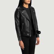 
模特上身效果： Rumy Maroon Leather Biker Jacket 模特试穿展示（自然光垂坠质感）