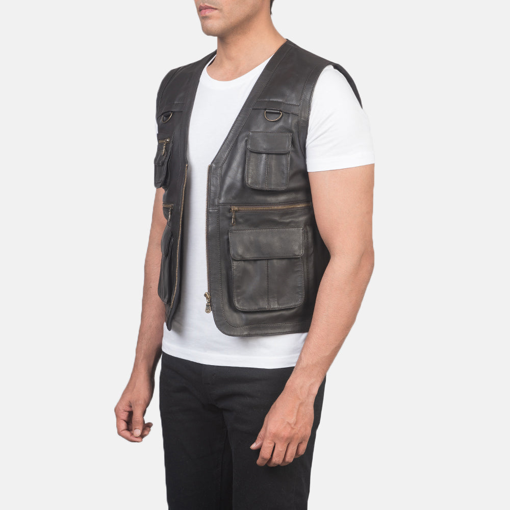 
Brown Sheepskin leather Vest - 展现肩线贴合与利落下摆的背部视角
