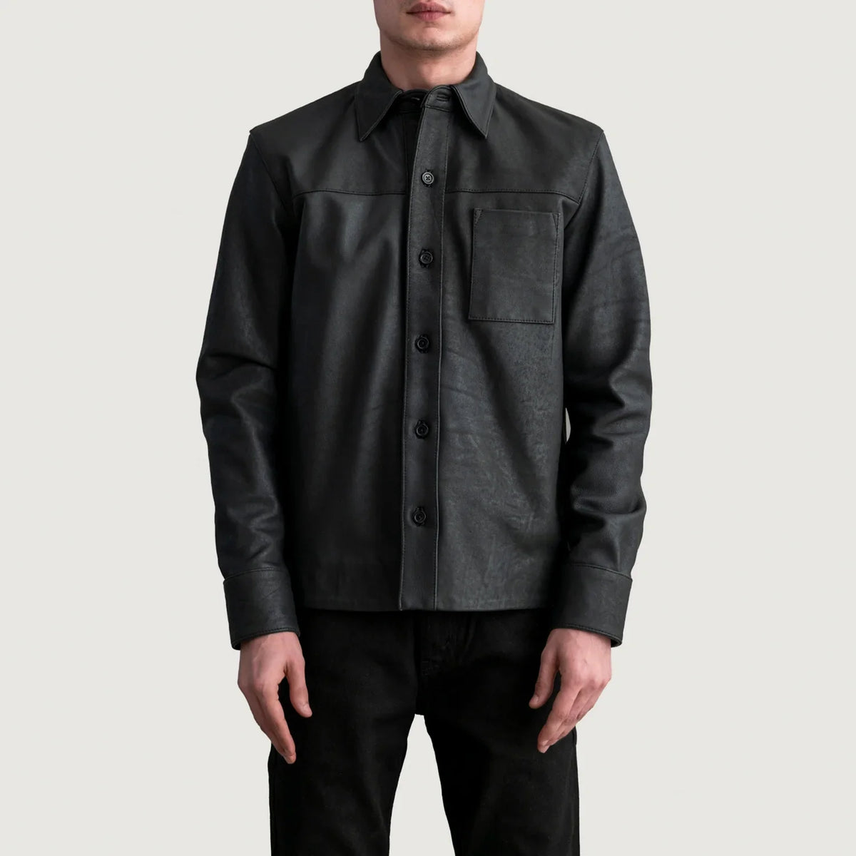 
Scout Tumbled 经典黑 Leather Shirt 男士 - 展现立体袖型与合身版型的侧身视角
